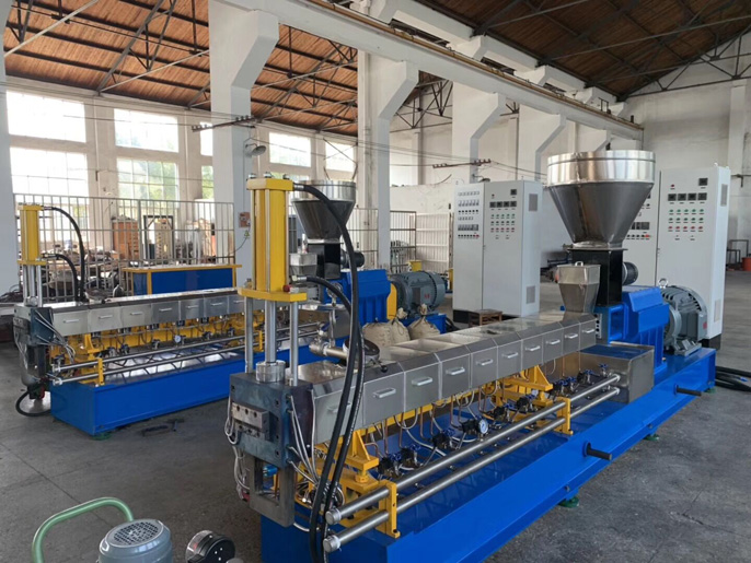 南京康發(fā)雙螺桿擠出機(jī)出口機(jī)型