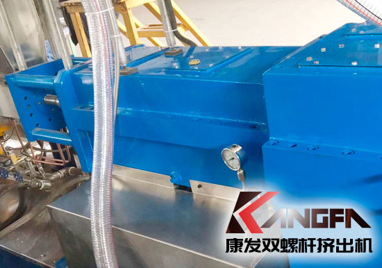 康發(fā)揚州客戶選購的JSH-K系列75高扭水環(huán)切粒雙螺桿擠出機(jī)開機(jī)