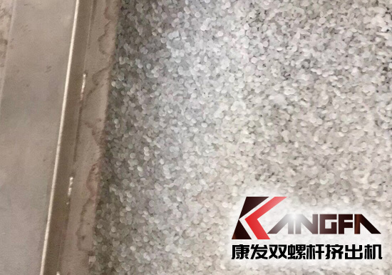 康發(fā)揚州客戶選購的JSH-K系列75高扭水環(huán)切粒雙螺桿擠出機(jī)開機(jī)