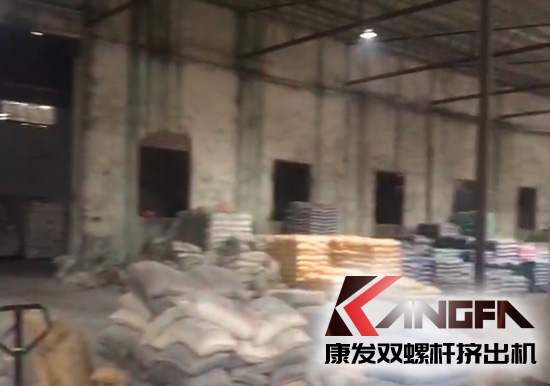 康發(fā)多年老客戶雙螺桿擠出機車間一角，有序生產(chǎn)，業(yè)務(wù)紅火！