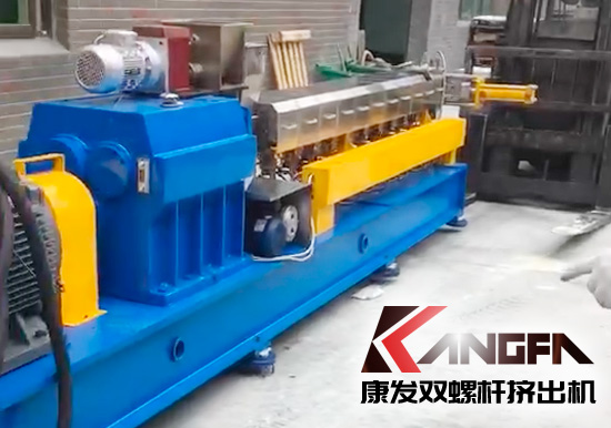 JSH標(biāo)準(zhǔn)化全新雙螺桿擠出造粒機組系列進(jìn)入客戶車間