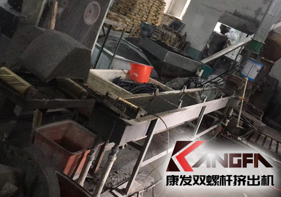 生產(chǎn)使用時間超十五年老設(shè)備sjsh系列雙螺桿擠出機完成了它的使命，正式走下舞臺