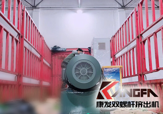 發(fā)貨速遞|公司新一批雙螺桿擠出機設(shè)備細(xì)心打包、裝車進行發(fā)貨 