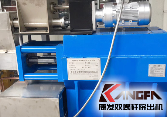 目前業(yè)內(nèi)雙螺桿擠出機(jī)是由截面相同但加工時(shí)錯(cuò)開一定角度的一組塊組成。