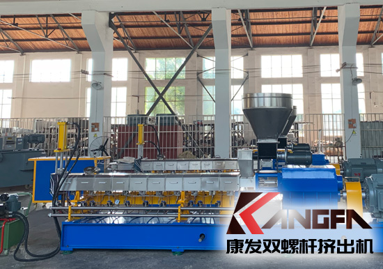 雙螺桿擠出機(jī)生產(chǎn)制造百分之三十長(zhǎng)纖增強(qiáng)尼龍六熱膨脹系數(shù)與金屬材料相當(dāng)，在機(jī)械工程配件、汽車、航空、體育器材領(lǐng)域應(yīng)用更加廣泛。