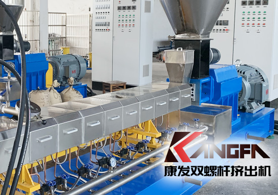 雙螺桿擠出機(jī)及擠出段螺棱表面金屬材料和機(jī)筒內(nèi)壁表面金屬之間的“接觸磨損”，我們也可以稱之為“匹配磨損”。相同金屬材質(zhì)之間的“接觸磨損”，在機(jī)筒和螺桿均采用滲氮鋼的材料制造，而且經(jīng)過(guò)相同的氮化處理工藝手段，其量化的“匹配磨損速率”顯然不容樂(lè)觀。