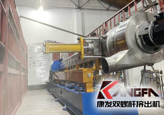 何為雙螺桿擠出機(jī)反應(yīng)擠出？反應(yīng)擠出是連續(xù)地將單體進(jìn)行聚合以及對(duì)現(xiàn)有聚合物進(jìn)行改性的工藝方法。是將傳統(tǒng)上分開操作的聚合物合成、改性及加工成型等聯(lián)合為一個(gè)整體工藝過程。