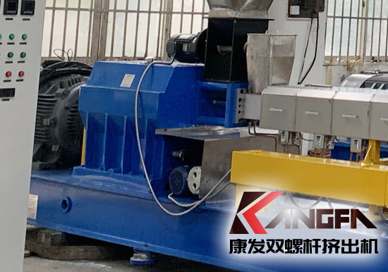 各種各樣的節(jié)能新技術(shù)已經(jīng)應(yīng)用于擠出技術(shù)的各方面，從擠出機(jī)本身的螺桿結(jié)構(gòu)改進(jìn)，再到新型驅(qū)動(dòng)式電機(jī)應(yīng)用以及各種新型加熱方式技術(shù)的應(yīng)用，都在推動(dòng)PET雙螺桿擠出機(jī)行業(yè)向著更加節(jié)能降耗、高產(chǎn)高效的方向發(fā)展。