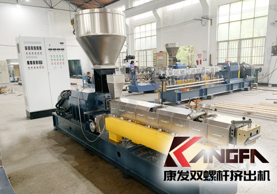提升行業(yè)競爭力、進一步開拓和擴大康發(fā)雙螺桿擠出機設備出口市場。圖為康發(fā)出口東南亞國家JSH-52標準化雙螺桿擠出機設備。設備長徑比28-56， 主電機功率 （37-55kw）， 螺桿轉速 (300-600rpm) ，最大扭矩 （2*1100N.m）， 參考產量 （100-400kg/h）。