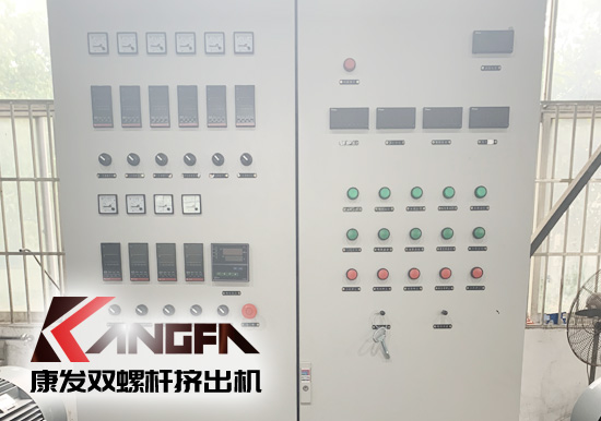 使用雙螺桿擠出機機械設備應嚴格參照使用說明書要求使用，務必切記電源等安全問題，如果使用過程中還有其他問題，歡迎隨時撥打康發(fā)雙螺桿擠出機廠家服務電話13905153410，謝謝！