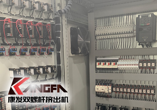 雙螺桿擠出機(jī)上下游：車用塑料向低成本、高強(qiáng)度、高沖擊性能、可回收及降解等復(fù)合材料及塑料合金方向發(fā)展