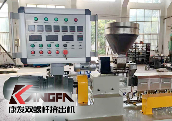 學(xué)校及實驗室用康發(fā)20型雙螺桿擠出機。該機型適用于學(xué)校及企事業(yè)單位高分子聚合物合成，混煉，配方研發(fā)，擠出造粒，配合其他試驗儀器一起使用！康發(fā)20型雙螺桿擠出機好用、實用、價又實！暢銷高校及企業(yè)試驗室！