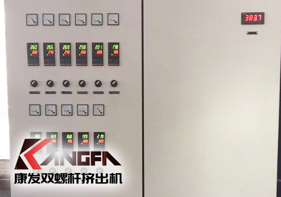 標(biāo)準(zhǔn)化全新雙螺桿擠出造粒機組滿負荷運轉(zhuǎn)，擠出的可靠運行、滿足多樣工藝要求