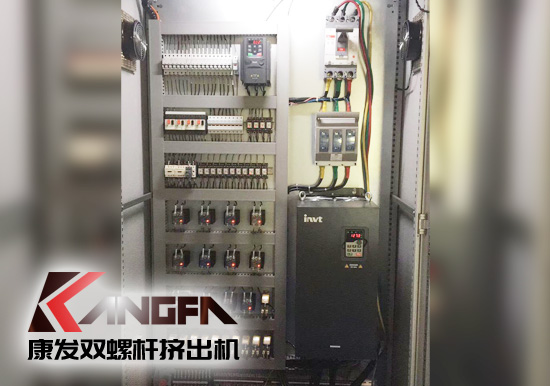 標(biāo)準(zhǔn)化全新雙螺桿擠出造粒機組非?？煽坑行У脑O(shè)計理念，保證了擠出的可靠運行。高扭矩專用驅(qū)動系統(tǒng)，齒、軸為高強度合金鋼，滲碳、磨齒處理。