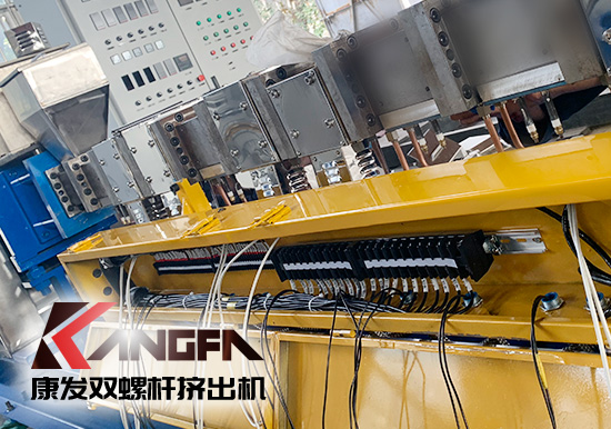 近日康發(fā)車間進入緊張的設備調(diào)試階段，各崗位嚴陣待命，緊張作業(yè)，確保質(zhì)量，一批次標準化全新雙螺桿擠出機設備正進入緊密安裝調(diào)試階段，出廠在即、交付用戶！確保用戶早日正式投產(chǎn)！