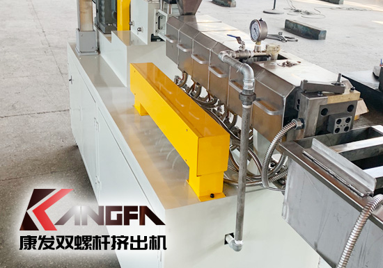 塑料廠實驗室研究專用康發(fā)20型雙螺桿擠出造粒機組設備，機筒內徑 20mm/長徑比 28-48/主電機功率 5.5kw/螺桿轉速 100rpm/參考產量 5-20kg/h。