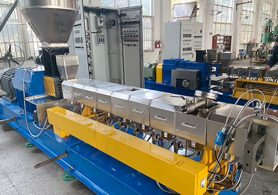 新一代65B型康發(fā)JSH標(biāo)準(zhǔn)化全新雙螺桿擠出造粒機(jī)組系列、品質(zhì)控制柜、真空系統(tǒng)等展示