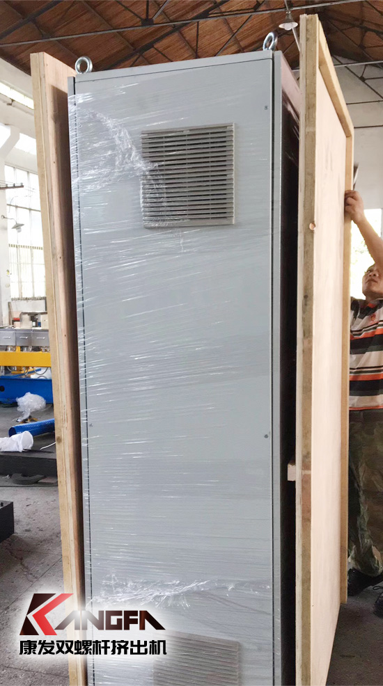 馬里共和國——西非內陸國家！康發(fā)雙螺桿擠出機隨著我國實施“走出去”戰(zhàn)略的不斷深入發(fā)展，坐標非洲馬里共和國——PET設備裝箱打包發(fā)出！