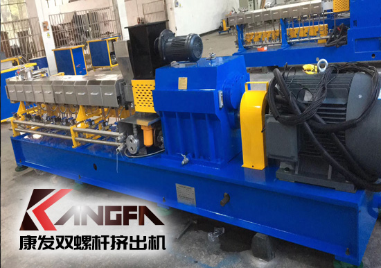 南京的秋天總是轉瞬即逝,轉眼寒冬來臨！南京康發(fā)雙螺桿擠出機與客戶成功合作的好消息頻頻不斷，經(jīng)過我司全體員工的辛勤努力，此次標準型雙螺桿擠出機設備生產(chǎn)項目按時保質(zhì)保量地完成了生產(chǎn)，并按照相關規(guī)定完成了裝車、實現(xiàn)了順利發(fā)貨。