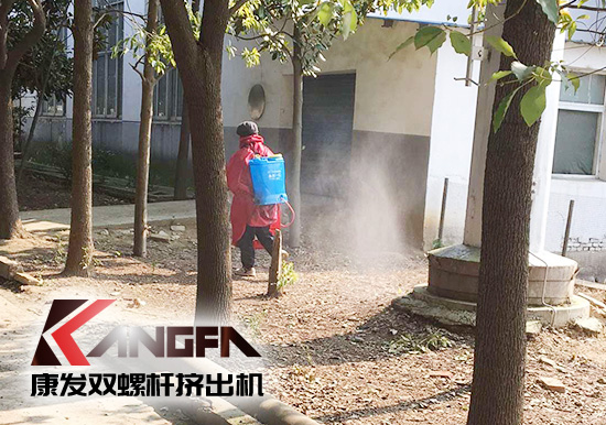 沒有一場疫情不可戰(zhàn)勝！凝心聚力，共克時(shí)艱，康發(fā)雙螺桿擠出機(jī)在行動(dòng)，全廠實(shí)現(xiàn)全方位消毒！