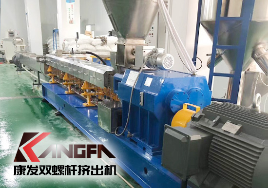 南京康發(fā)同向旋轉(zhuǎn)雙螺桿擠出機，廣泛用于成型制品擠出，也可應(yīng)用于聚合物的物理改性（共混、填充、纖維增強、配料、混煉）。