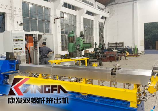 螺桿轉(zhuǎn)速、壓縮比、電熱溫度設(shè)定、長(zhǎng)徑比、背壓等影響雙螺桿擠出機(jī)設(shè)備塑化品質(zhì)的主要因素