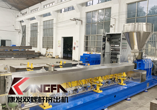 雙螺桿擠出機(jī)對于護(hù)套擠出來講，護(hù)套擠出主要作用在于烘干纜芯，防止由于潮氣（或繞包墊層的濕氣）的作用，造成護(hù)套中出現(xiàn)氣孔的可能。