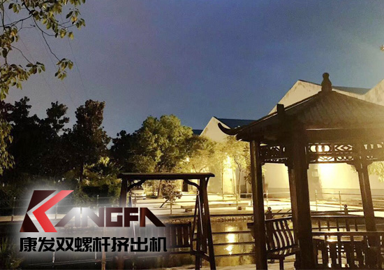 看華燈初上...一排排燈火通明車間，碧藍(lán)的鐵屑，炫目的電焊弧光，金屬的撞擊聲...原來(lái)的廠區(qū)的夜景是如此的美麗！