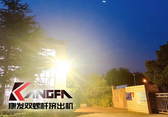 看華燈初上...一排排燈火通明車間，碧藍(lán)的鐵屑，炫目的電焊弧光，金屬的撞擊聲...原來(lái)的廠區(qū)的夜景是如此的美麗！