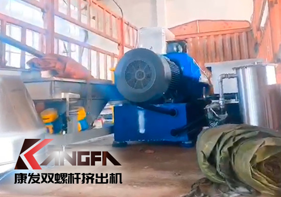 十一雙節(jié)長(zhǎng)假前夕，康發(fā)65機(jī)D型箱雙螺桿擠出機(jī)組順利發(fā)貨！坐標(biāo)河北！