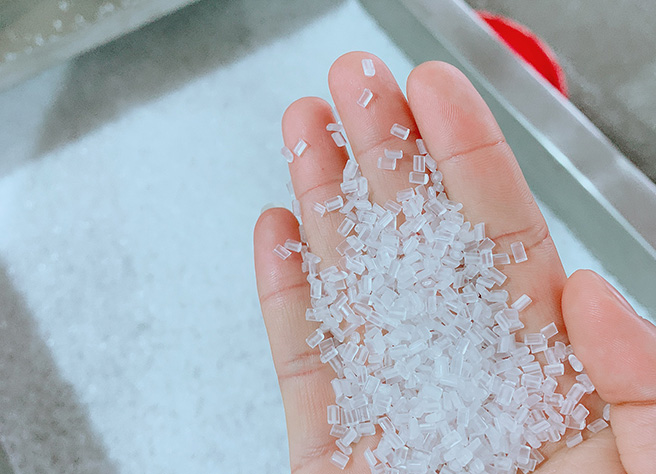 料子表面光滑，顆粒大小均勻。