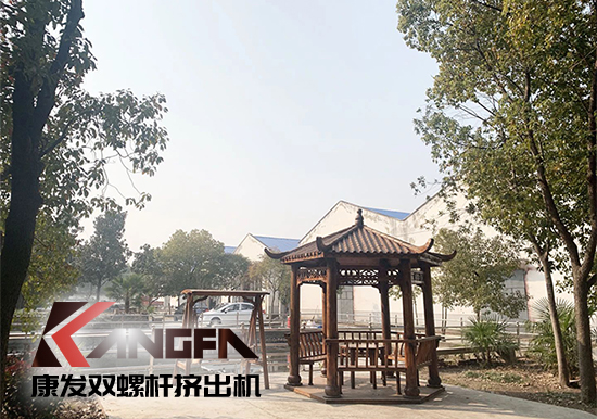 康發(fā)雙螺桿擠出機工廠“辭舊迎新”,期待公司添新裝、換新貌、進軍新領域