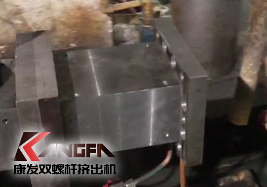 提升機筒耐磨及耐腐蝕性！康發(fā)雙螺桿擠出機設(shè)備舊機筒更換視頻