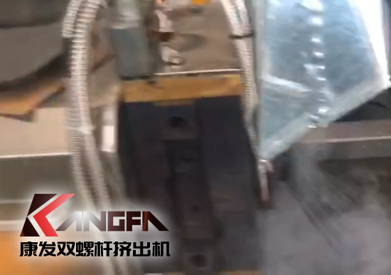 延長設備使用壽命，提升客戶滿意度！康發(fā)加強對雙螺桿造粒機的維護包養(yǎng)工作