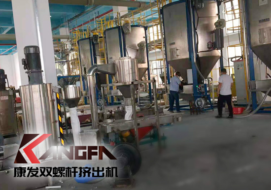 全過(guò)程自動(dòng)化雙螺桿擠出機(jī)生產(chǎn)線(xiàn)！機(jī)械手可以大幅減少工人、提升效率、拉低成本、提高產(chǎn)品品質(zhì)、提升工廠形象、安全性?xún)?yōu)。