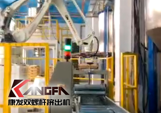  機(jī)械手臂應(yīng)用于雙螺桿擠出造粒機(jī)組現(xiàn)代化生產(chǎn)線！靈活部署,降低生產(chǎn)成本,全面提升雙螺桿造粒生產(chǎn)效率！