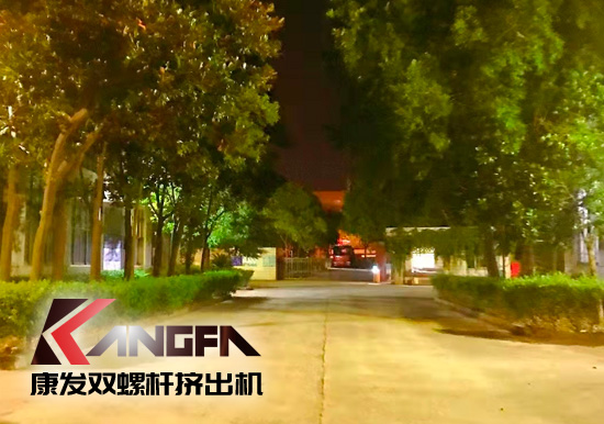 總裝車間：眾志成城齊奮戰(zhàn) 全力以赴保發(fā)貨 確保雙螺桿擠出機設備按期交付至顧客手中。