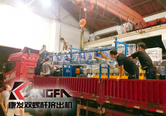 總裝車間：眾志成城齊奮戰(zhàn) 全力以赴保發(fā)貨 確保雙螺桿擠出機設備按期交付至顧客手中。