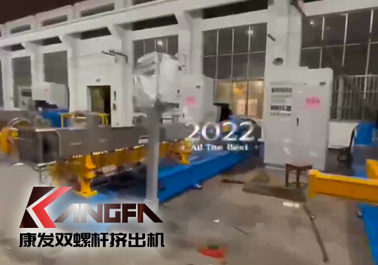 機器轟鳴的生產(chǎn)車間……年度沖刺號角已吹響！斗志昂揚 奮力沖刺 康發(fā)雙螺桿擠出機確保年內(nèi)“收好關(guān)”