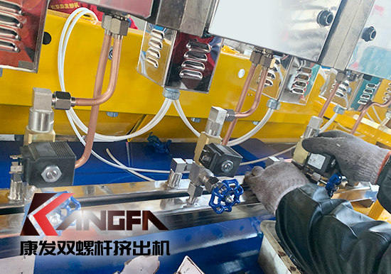 展會(huì)播報(bào)：第四屆中國(guó)·滄州塑料產(chǎn)業(yè)博覽會(huì)開(kāi)展，展示內(nèi)容包括各類(lèi)雙螺桿擠出機(jī)設(shè)備、輔助設(shè)備及其它塑料產(chǎn)業(yè)相關(guān)