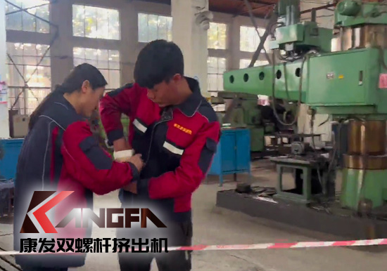 康發(fā)雙螺桿擠出機(jī)舉行機(jī)械傷害事故應(yīng)急演練