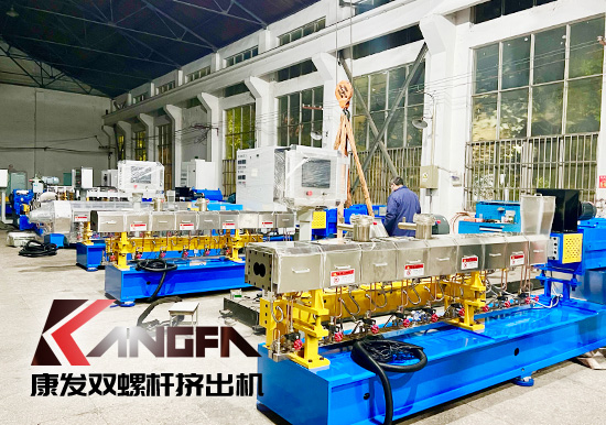 雙螺桿擠出機良好的加料性能、混煉塑化性能、排氣性能及擠出穩(wěn)定性！廣泛應用于擠出制品成型加工