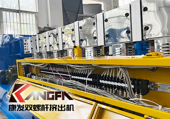 臨近年底，雙螺桿擠出機發(fā)貨忙,全力以赴為市場！