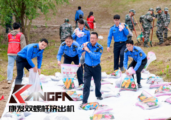康發(fā)雙螺桿擠出機(jī)參與葛塘街道開展主題為“防范災(zāi)害風(fēng)險(xiǎn)，護(hù)航高質(zhì)量發(fā)展”宣傳活動(dòng)暨防汛搶險(xiǎn)應(yīng)急演練