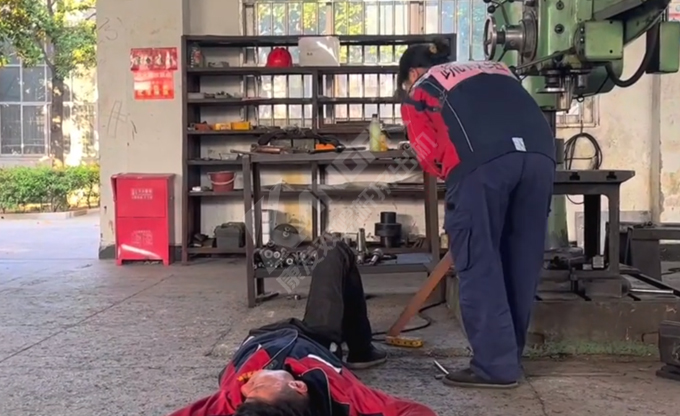 人人講安全，個(gè)個(gè)會(huì)應(yīng)急！南京康發(fā)雙螺桿擠出機(jī)開(kāi)展《觸電傷害應(yīng)急預(yù)案演練》取得圓滿成功