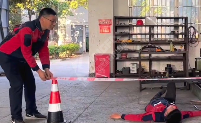 人人講安全，個(gè)個(gè)會(huì)應(yīng)急！南京康發(fā)雙螺桿擠出機(jī)開(kāi)展《觸電傷害應(yīng)急預(yù)案演練》取得圓滿成功