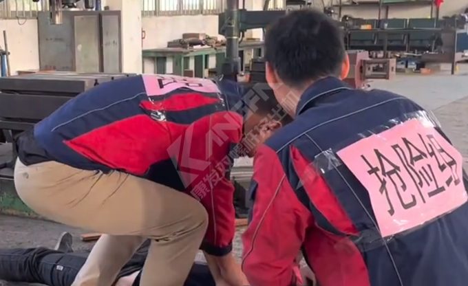 人人講安全，個(gè)個(gè)會(huì)應(yīng)急！南京康發(fā)雙螺桿擠出機(jī)開(kāi)展《觸電傷害應(yīng)急預(yù)案演練》取得圓滿成功