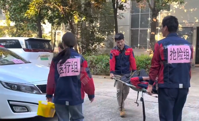 人人講安全，個(gè)個(gè)會(huì)應(yīng)急！南京康發(fā)雙螺桿擠出機(jī)開(kāi)展《觸電傷害應(yīng)急預(yù)案演練》取得圓滿成功