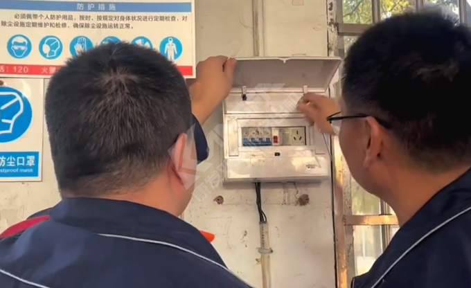 人人講安全，個(gè)個(gè)會(huì)應(yīng)急！南京康發(fā)雙螺桿擠出機(jī)開(kāi)展《觸電傷害應(yīng)急預(yù)案演練》取得圓滿成功