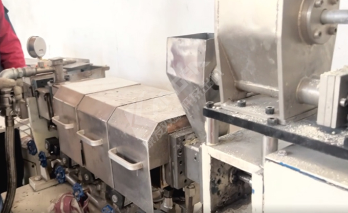 康發(fā)雙螺桿擠出機(jī)小型試驗(yàn)機(jī)又開(kāi)始轉(zhuǎn)動(dòng)啦！